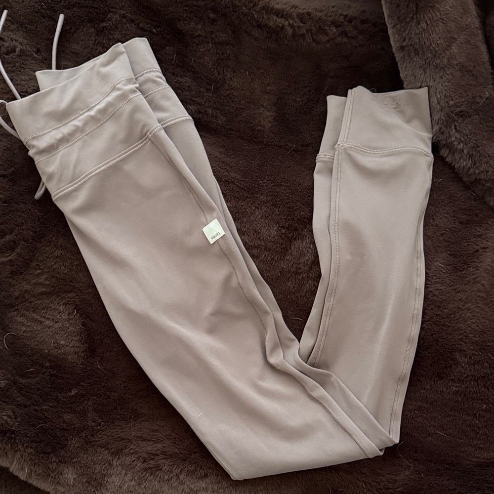 Vuori Daily Leggings in Huckleberry